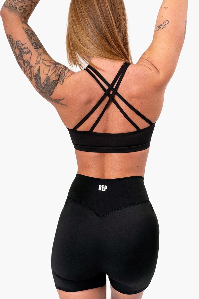 Female model wearing black gym set, sports bras women, gym tops womens, represent clothing